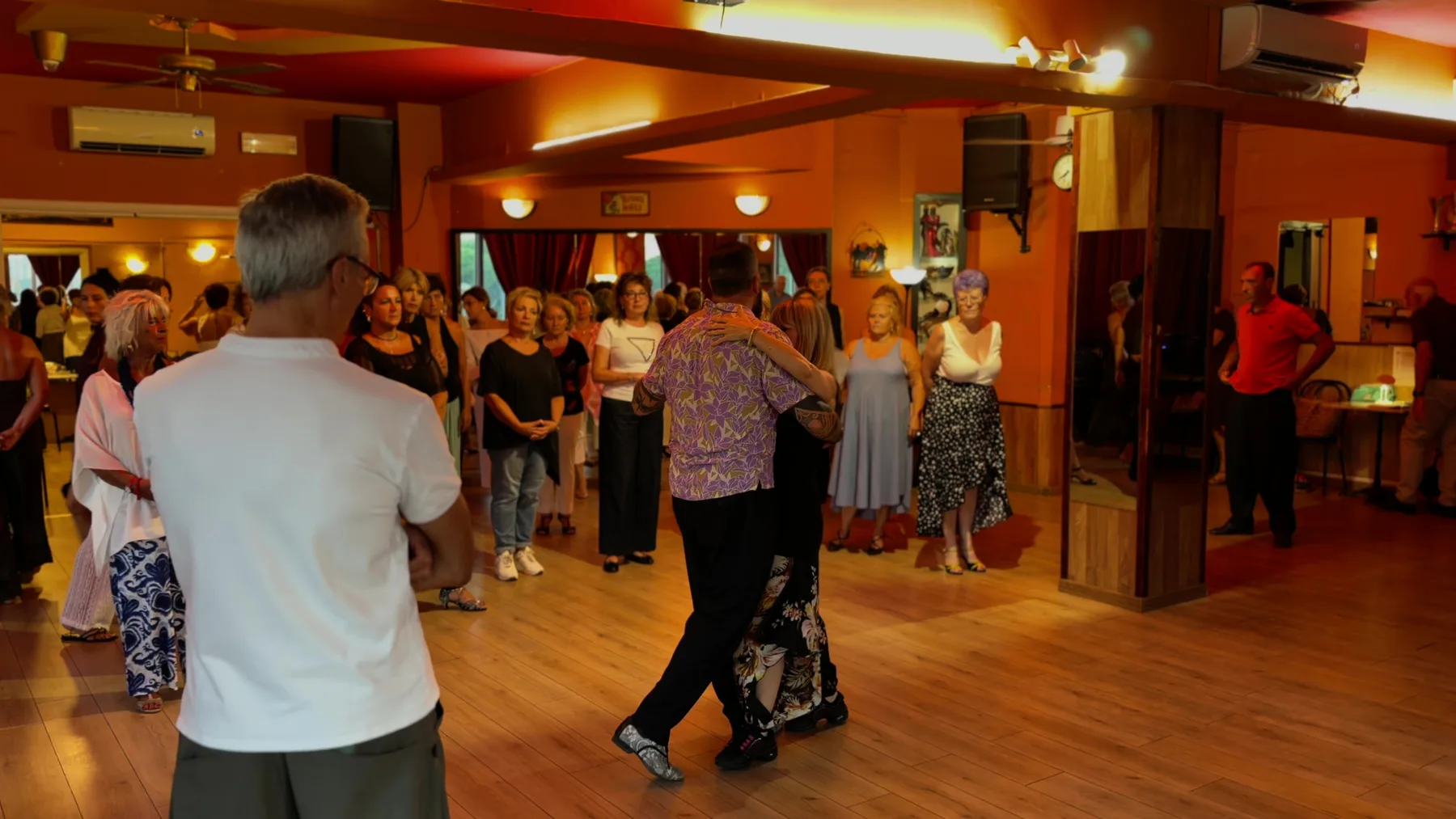 Lezione di tango al Centro Buenos Aires con allievi in sala