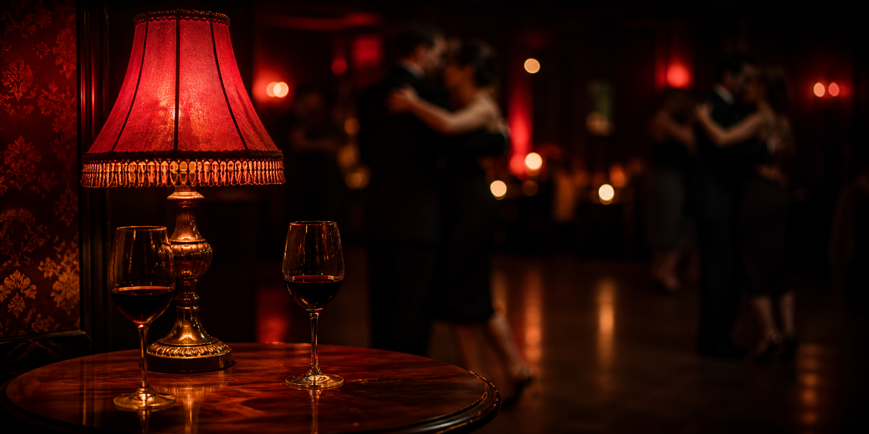 Atmosfera calda di una sala da tango con tavoli e luce soffusa
